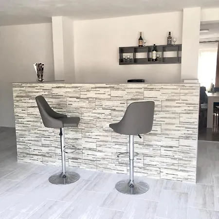 Pensiunea Axenia Ale Bed and breakfast 3*